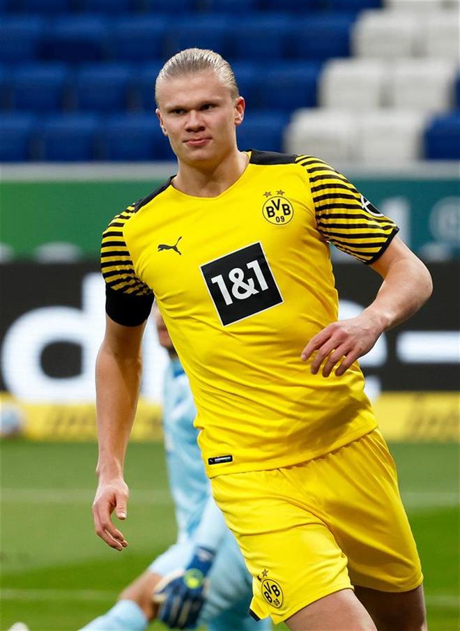 皇马本赛季西甲比赛已出现12张红牌，比其他球队至少多4张（皇马本季西甲已吃到12张红牌，较其他队至少多4张）