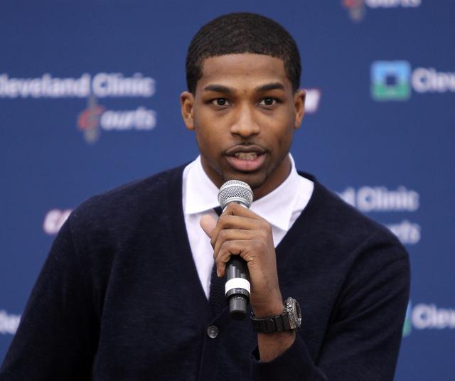 足球欧冠裁判组遭强烈质疑，争议球镜头热议不断（欧冠裁判组判罚遭质疑，争议镜头持续发酵）