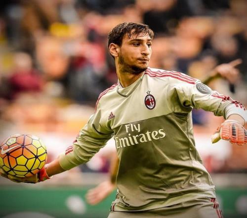 罗马诺：AC米兰已与科斯蒂克谈妥个人条款，转会费谈判顺利（罗马诺：AC米兰与科斯蒂克已就个人条款达成一致，转会费谈判进展良好）