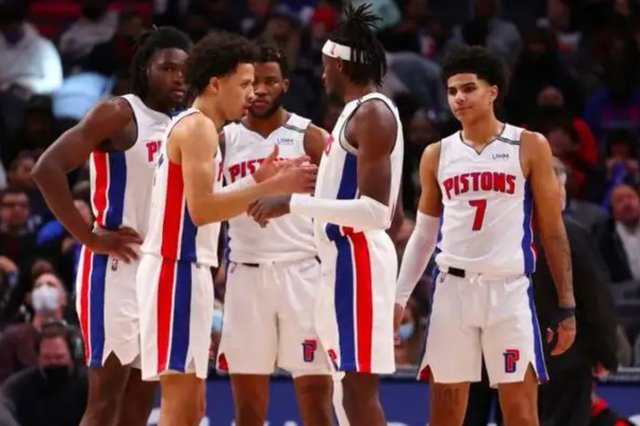 中超赛场争议判罚：VAR判罚引发热议,（中超赛场判罚惹争议：VAR介入成热议焦点）