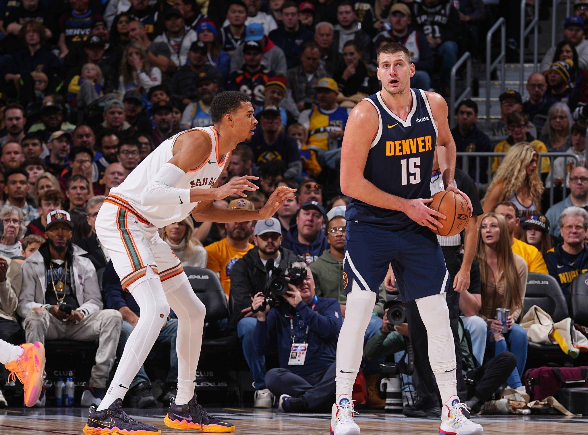 澳超半场：巴巴洛塞斯双响，西悉尼3-2中央海岸水手（澳超半场：巴巴洛塞斯梅开二度，西悉尼3-2领先中央海岸水手）