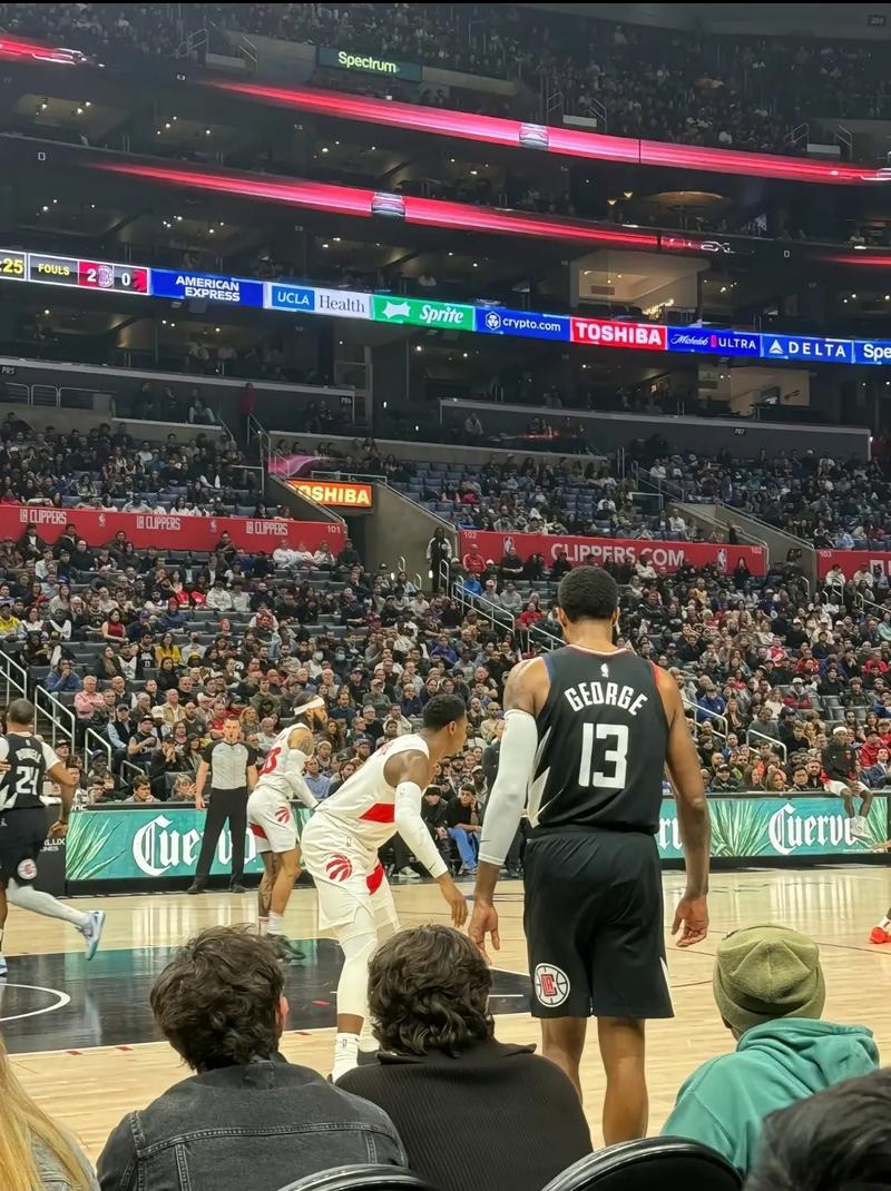 英超前瞻：维拉状态火热9轮8胜，残阵枪手客战盼继续领跑（英超前瞻：维拉9轮8胜势头正猛，伤兵缠身的阿森纳客场力保榜首）