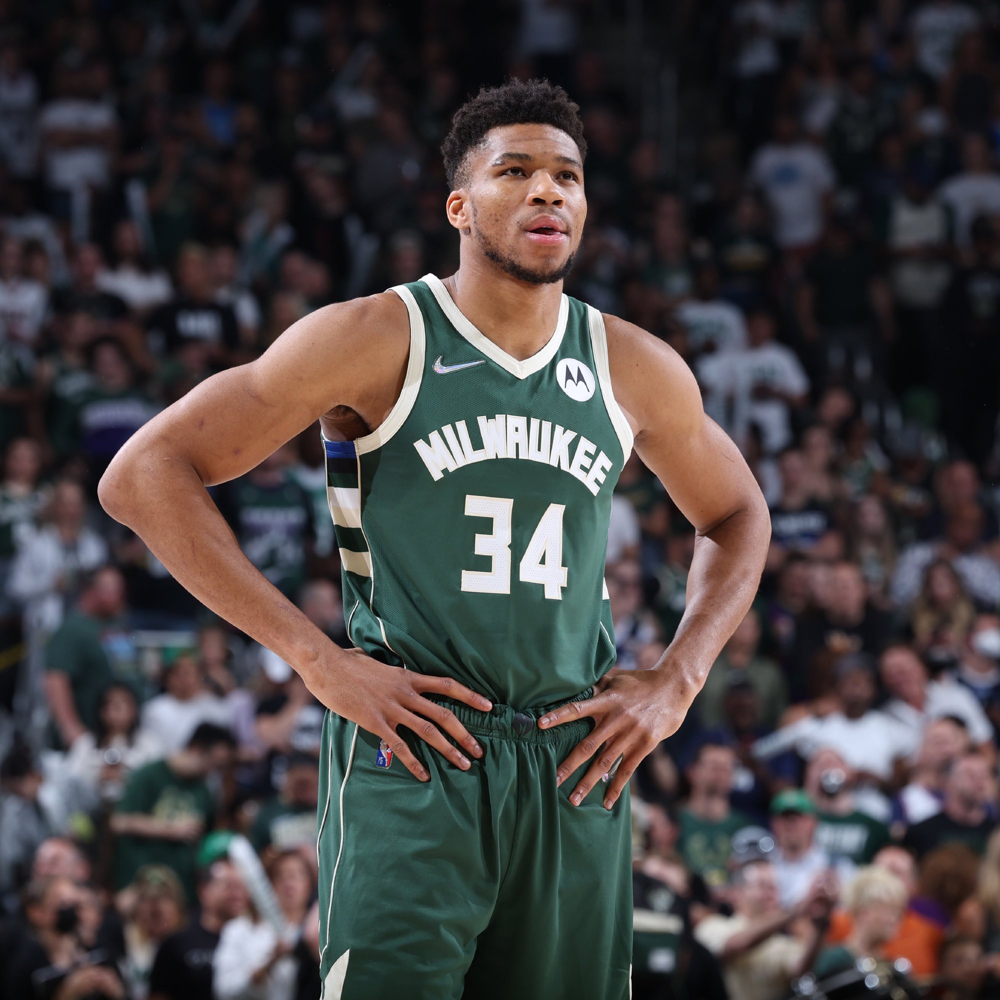 没准心干脆不投？申京连续两场三分零出手 12月至今三分16投仅1中（三分状态低迷？申京已两战不投三分，12月迄今16投仅1中）