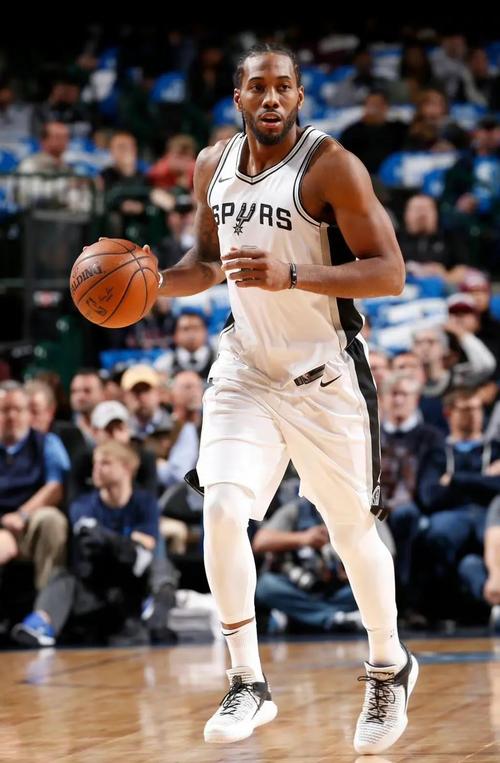 广东队三分球失准，胡明轩、奎因等主力表现低迷（广东队外线哑火，胡明轩与奎因等主将状态不佳）