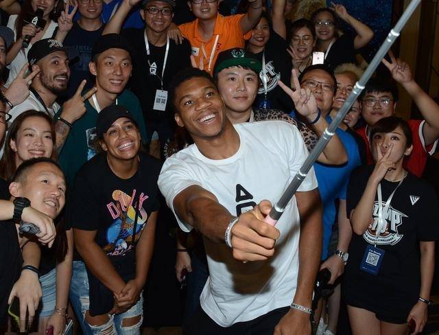 活塞内线得分76分！鲍威尔：对手在禁区予取予求，我们太被动（活塞禁区轰下76分！鲍威尔：对手肆虐内线，我们过于被动）