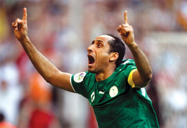 广岛三箭3-1柏太阳神夺冠，热尔曼-良、东俊希建功（广岛三箭3比1击败柏太阳神加冕，热尔曼-良与东俊希破门）