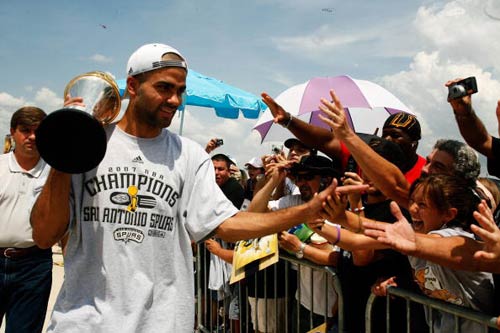 费尔明：巴萨没人因竞争位置产生矛盾，希望明年能拿欧冠和世界杯（费尔明：巴萨位置竞争不生矛盾，期望明年问鼎欧冠与世界杯）