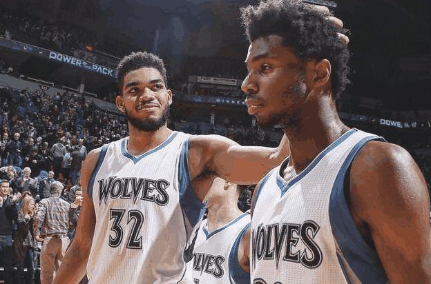 镜报：安菲尔德球迷因现场警报响起被暂时疏散，现已重新进场（镜报：警报触发安菲尔德球迷短暂撤离，现已恢复入场）