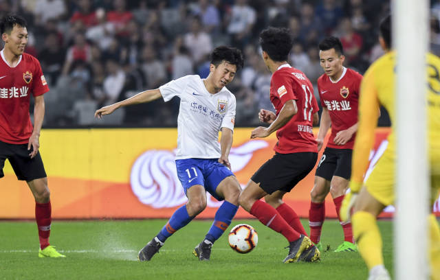 表现“两极分化”：回顾萨利巴上一次对阵拜仁的表现（攻守表现两极：重温萨利巴上次对阵拜仁的发挥）