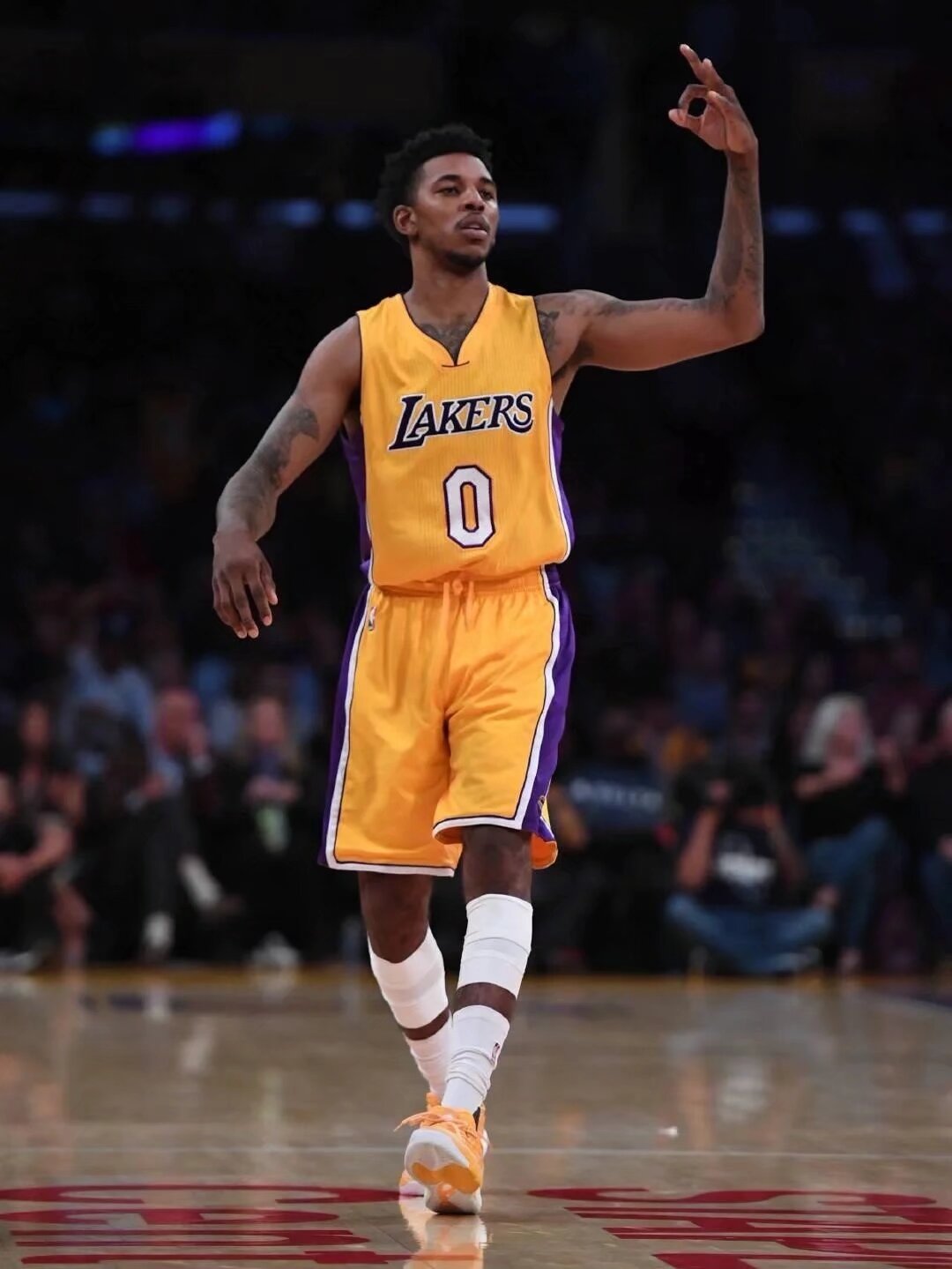 拜仁球星莱默尔复刻施魏因施泰格经典脚后跟破门（拜仁中场莱默尔上演施魏因施泰格式经典脚后跟破门）