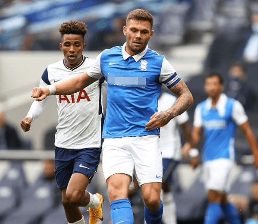 杨瀚森砍4+2+2填满数据栏，主教练赛后指出不足：防守犯错+跟不上节奏（杨瀚森4分2板2助数据齐全，主帅赛后点出短板：防守失误、节奏偏慢）