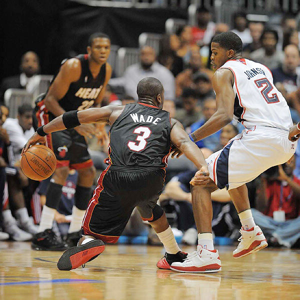 陈盈骏前四场场均22.8分4.8助2.5板1.8断 三分命中率高达61.9%！（开季前四战陈盈骏场均22.8分4.8助攻2.5篮板1.8抢断 三分命中率61.9%）