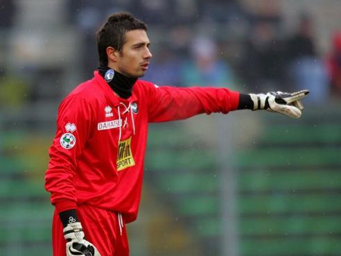 足球中超球队宣布签下五大联赛中场悍将（中超俱乐部官宣引进五大联赛强悍中场）