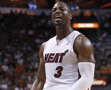 享受圣诞假期！李凯尔更新社媒 晒与家人们的圣诞合照（李凯尔社媒晒与家人圣诞合影，尽享假期温馨时刻）