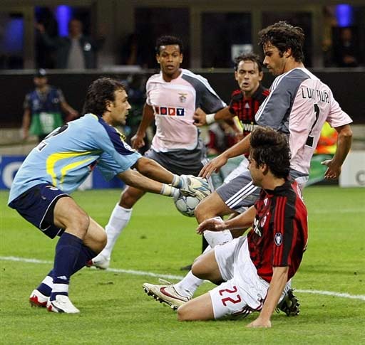 前队友揭秘科比打人事件：讨债100美元突然出拳 发语音道歉哭了（前队友称科比因追讨100美元突然出拳，随后语音道歉并落泪）