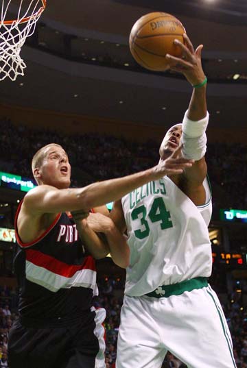 穆帅：今天胜利的功劳属于球员们，要说谁比谁更好是不公平的（穆里尼奥：这场胜利归功于全体球员，评比谁更出色并不公平）