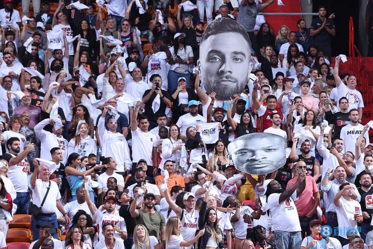 篮球湖人球员训练结束后状态恢复良好（湖人队球员训练后状态恢复理想）