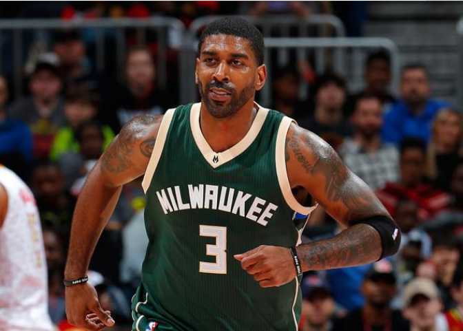 意乙巴里队客场0-5惨败，在返程航班上球迷与球员发生冲突（意乙巴里客场0-5失利，返程航班上球迷与球员爆发冲突）