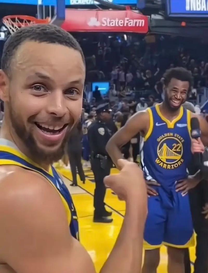 惨成“受害者”！詹姆斯撒镁粉，旁边的八村被撒一脸（詹姆斯撒镁粉意外波及，八村一脸粉尘）