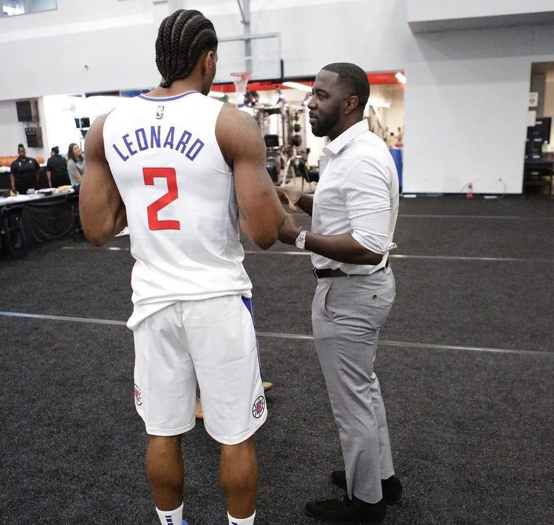 如何在野球场成为全场焦点？（如何在野球场脱颖而出，吸引全场目光？）