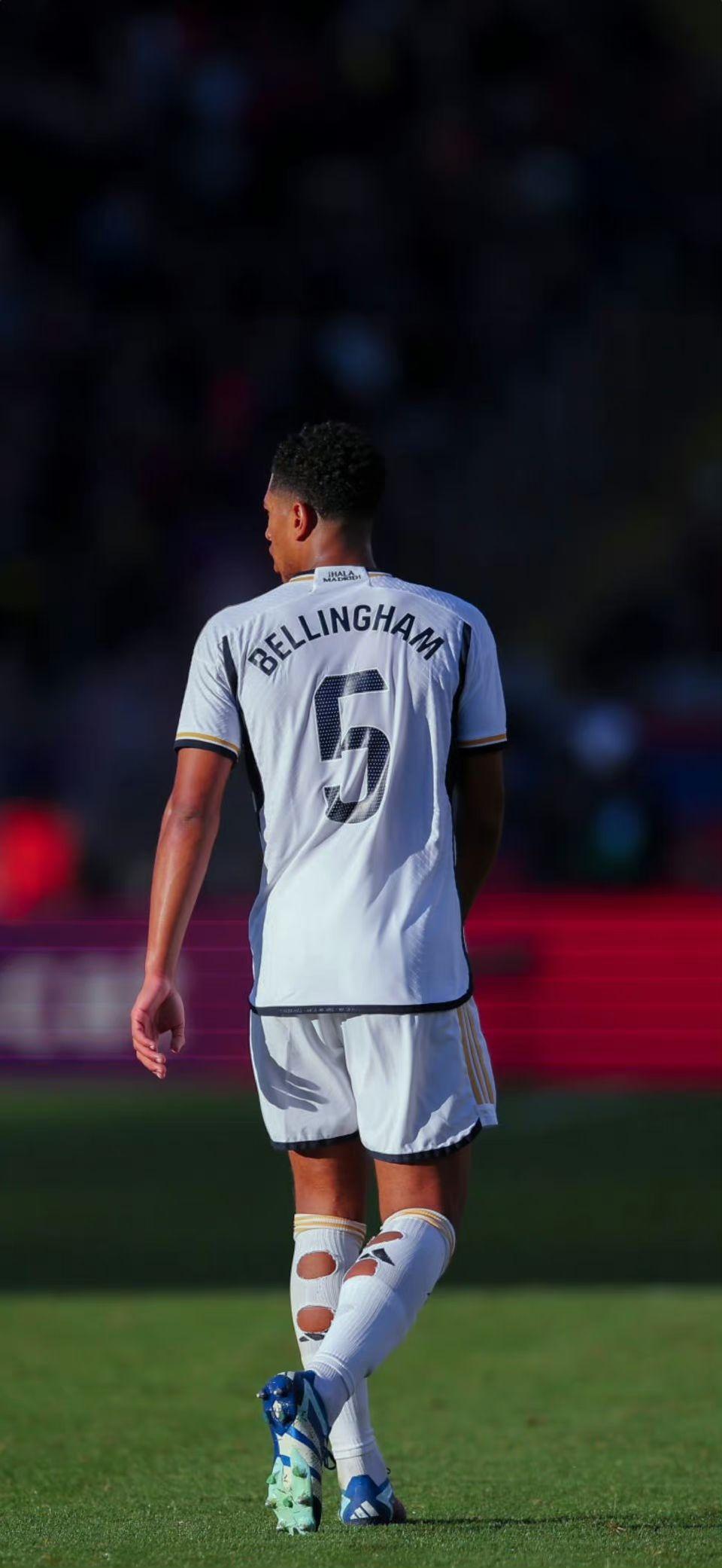 中规中矩！徐杰半场5中3拿到8分3助3断 正负值+4（发挥稳健！徐杰半场5投3中拿下8分3助攻3抢断，正负值+4）