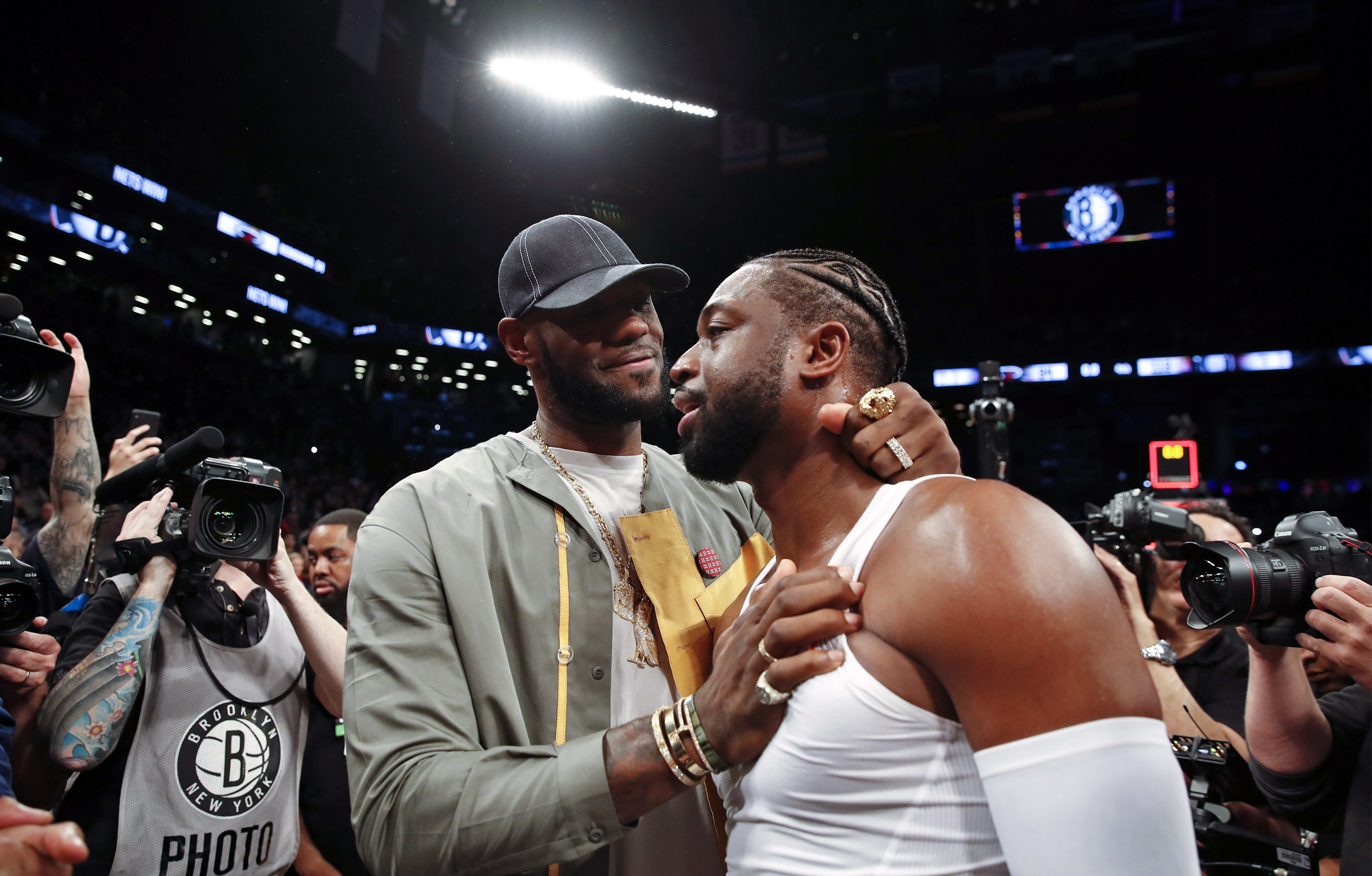 雄鹿vs76人前瞻：字母哥缺阵，76人欲获背靠背连胜（雄鹿战76人前瞻：字母哥缺席，费城冲击背靠背连胜）