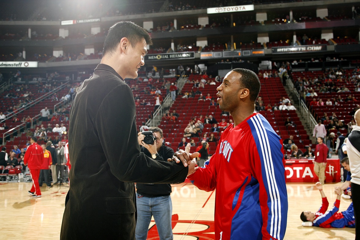 吉迪半场表现抢眼，得分篮板双丰收（吉迪半场大放异彩，得分与篮板齐开花）