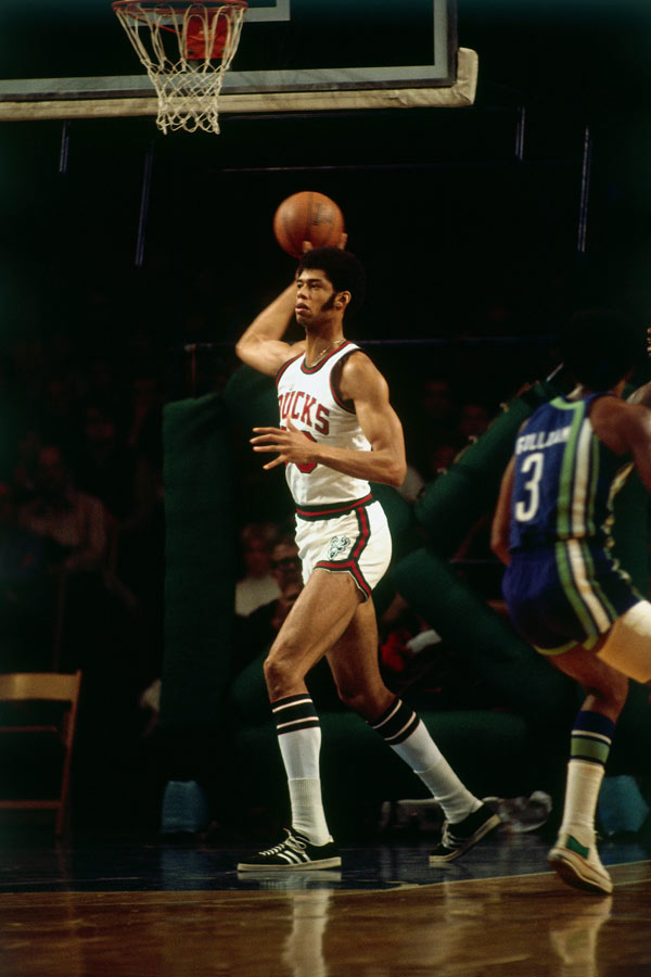 大哥你在干嘛？米兰德比补时阶段，巴斯托尼掏裆奇克（米兰德比补时阶段现争议：巴斯托尼对奇克疑似不当动作）